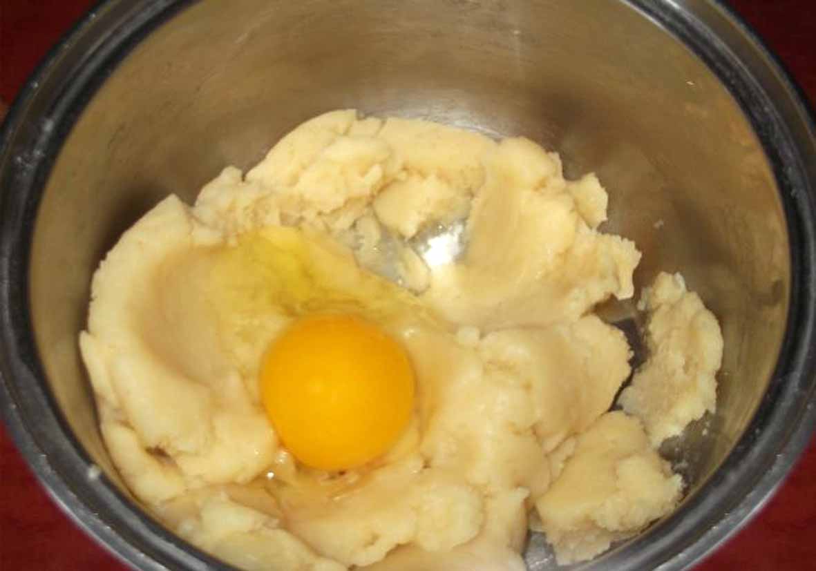 Заварнзаварное тесте добавляем яйцо. Заварное тесто крутое до добавления яиц. Добавление яиц в заварное тесто.